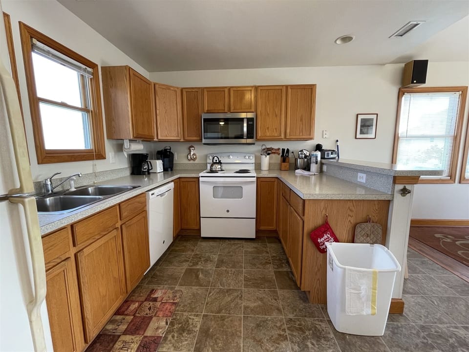 Cottage, 3 Bedrooms | Private kitchen | Fridge, coffee/tea maker