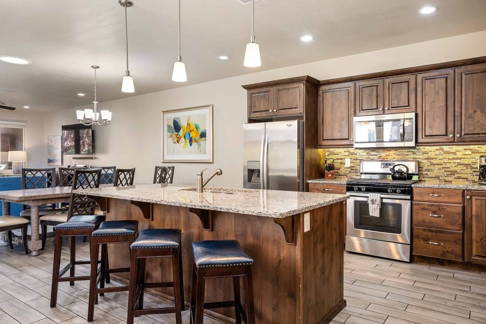 Townhome, 5 Bedrooms | Private kitchen | Fridge, oven, coffee/tea maker, toaster
