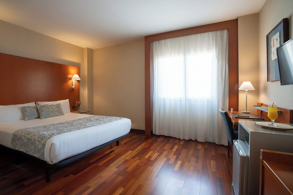Double or Twin Room | Minibar, in-room safe, desk, laptop workspace