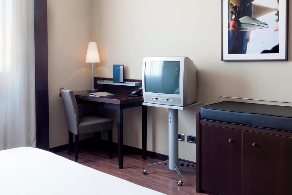 Minibar, in-room safe, desk, cribs (free)