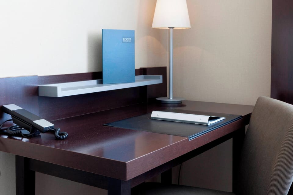 Minibar, in-room safe, desk, cribs (free)