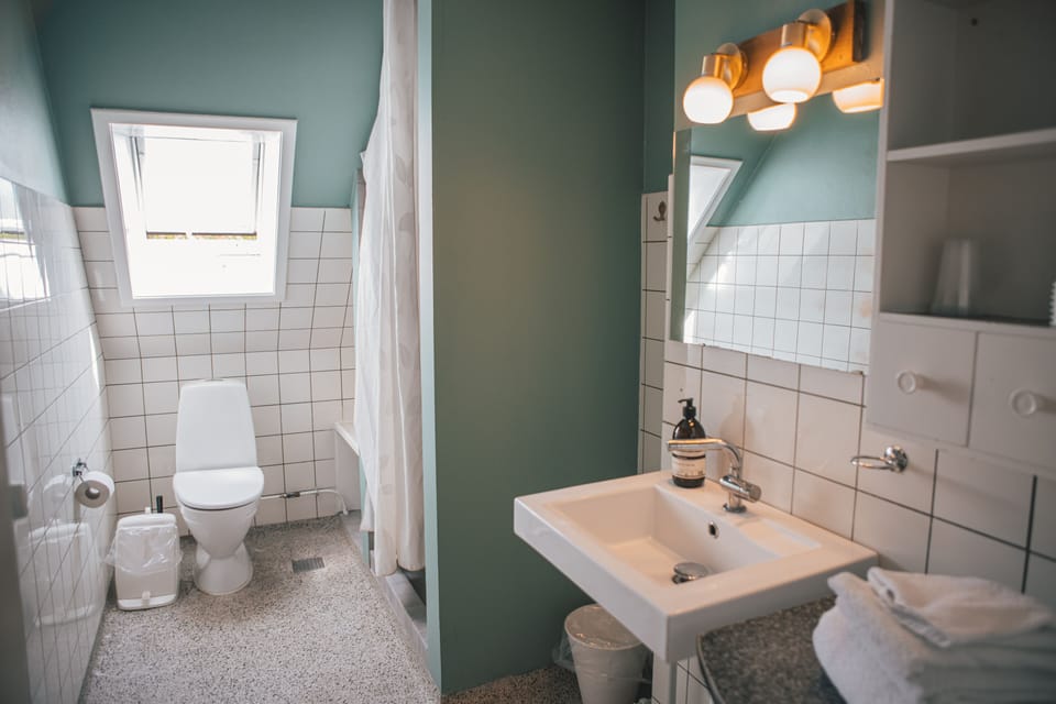 Economy Single Room, 1 Twin Bed, Shared Bathroom | Bathroom | Free toiletries, hair dryer, towels