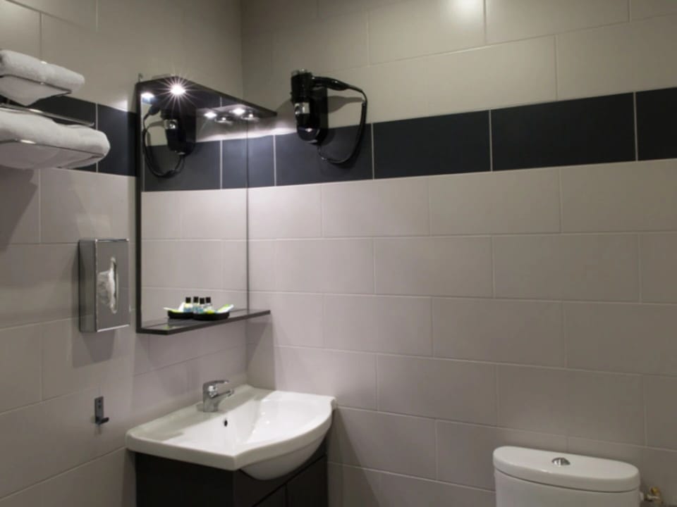 Classic Double Room, City View | Bathroom