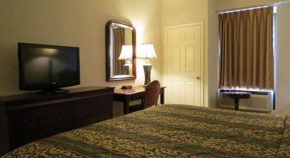 Room, 1 King Bed | Desk, free WiFi, bed sheets