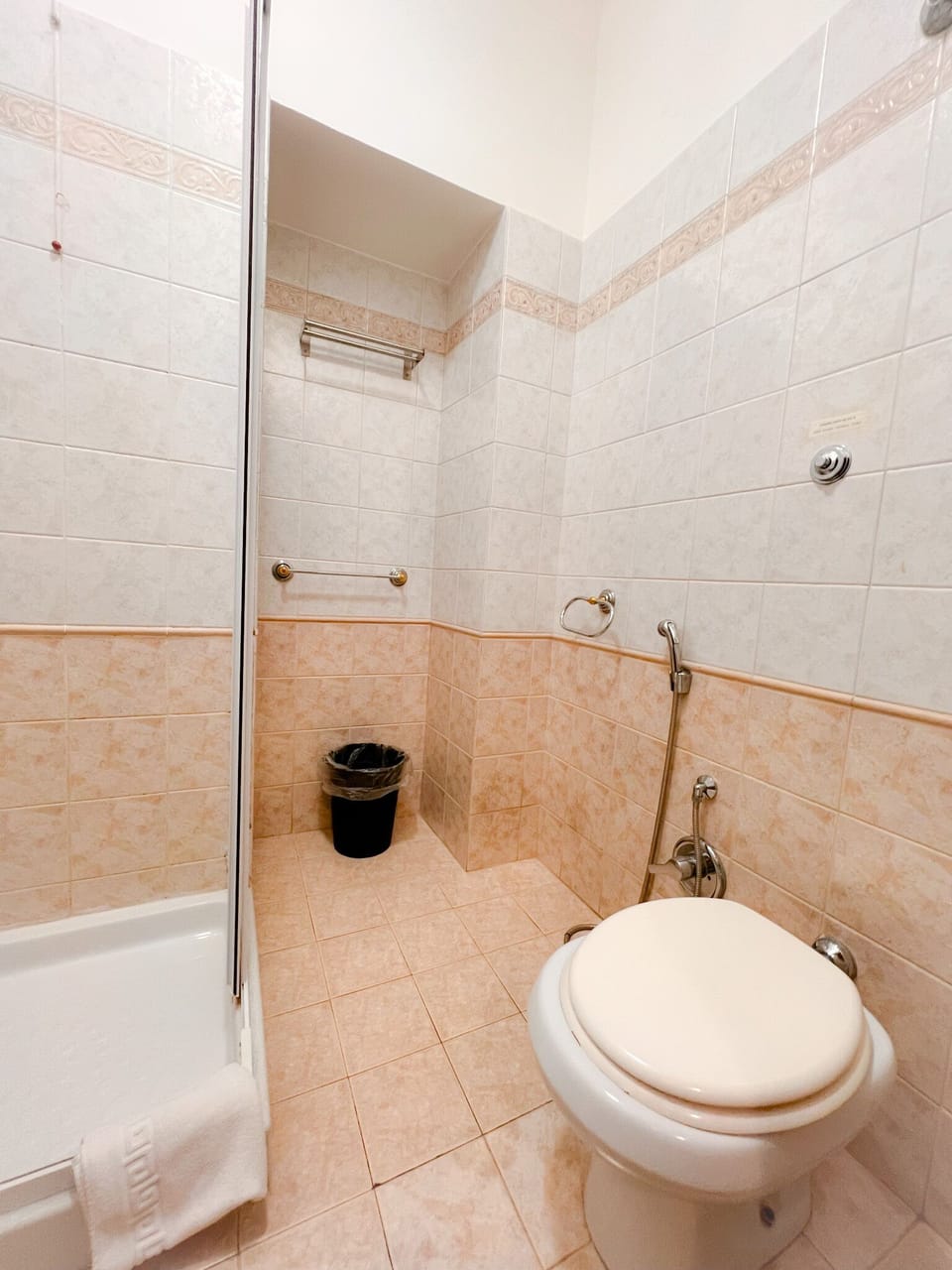 Economy Double Room | Bathroom | Shower, rainfall showerhead, hair dryer, towels