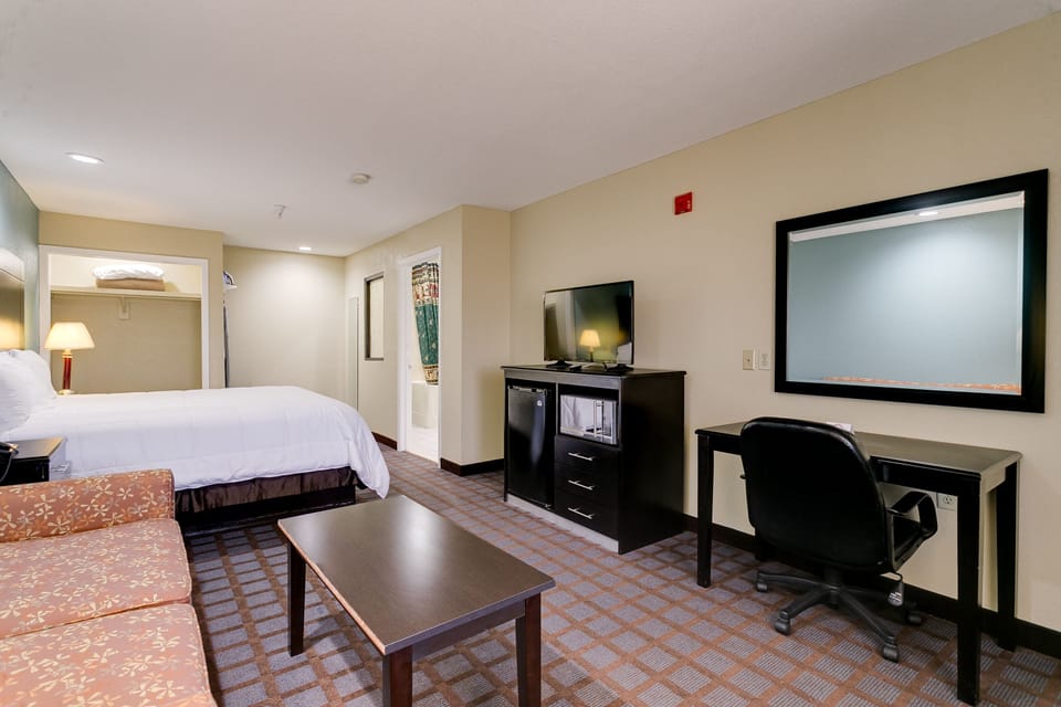 Desk, laptop workspace, iron/ironing board, free WiFi