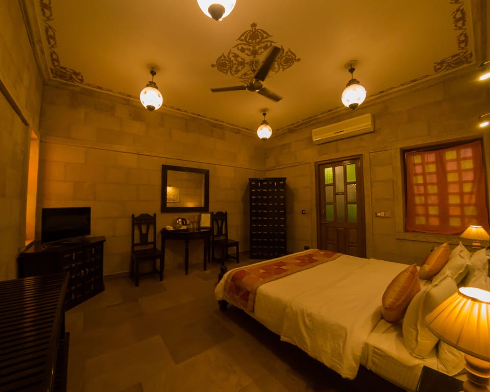 Deluxe Double or Twin Room, 1 King Bed | Select Comfort beds, minibar, desk, laptop workspace