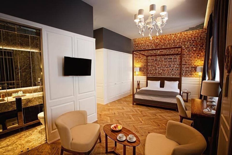 Suite, 1 King Bed with Sofa bed | Premium bedding, in-room safe, desk, laptop workspace