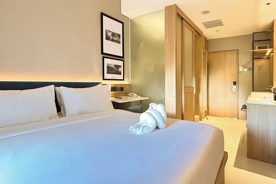 HARRIS Room | Minibar, in-room safe, desk, laptop workspace