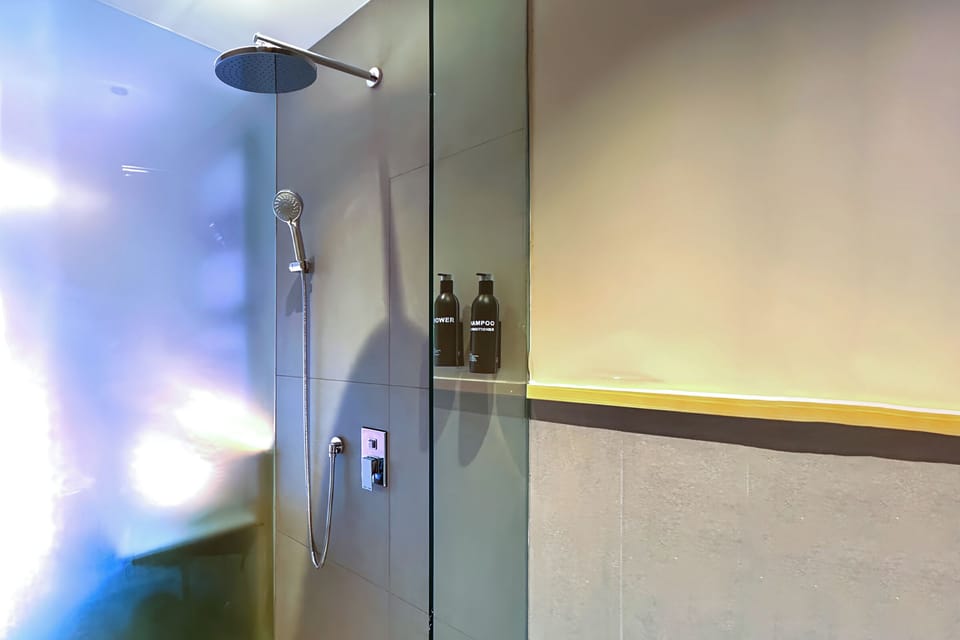 HARRIS Room | Bathroom | Shower, free toiletries, slippers, towels