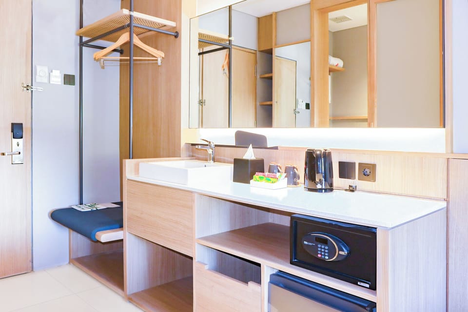 HARRIS Room | Minibar, in-room safe, desk, laptop workspace