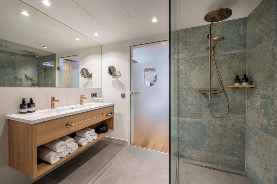 Premium Suite | Bathroom | Shower, rainfall showerhead, hair dryer, towels
