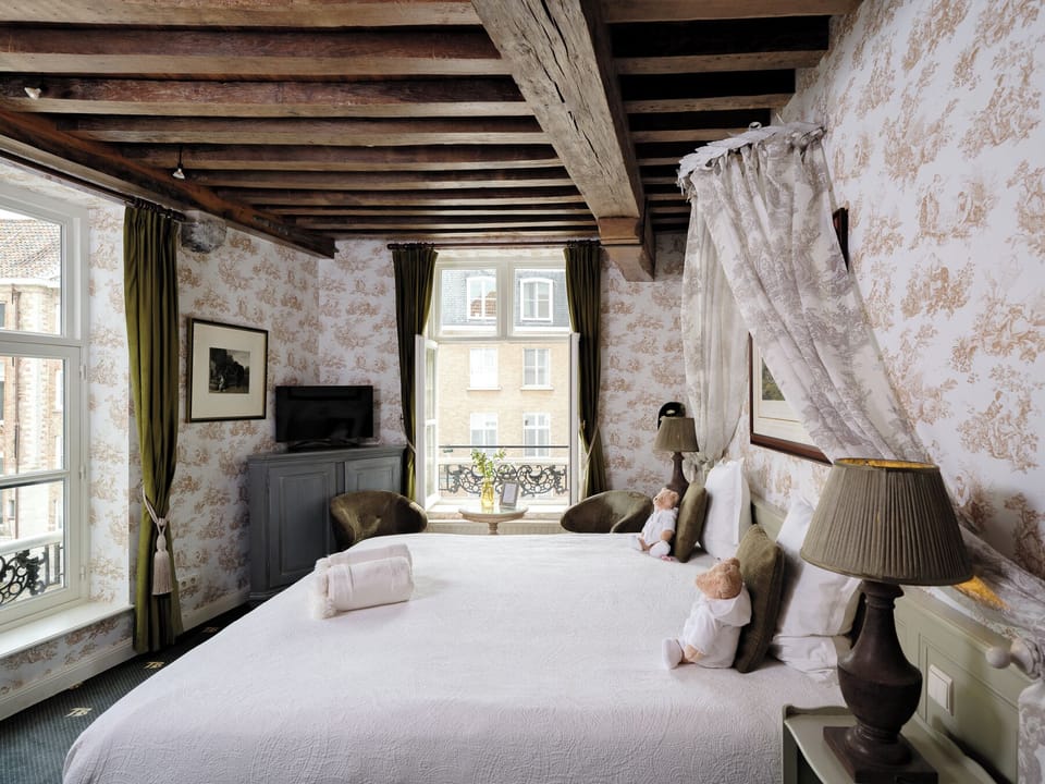 Deluxe Double Room, Canal View | Minibar, individually decorated, individually furnished, desk