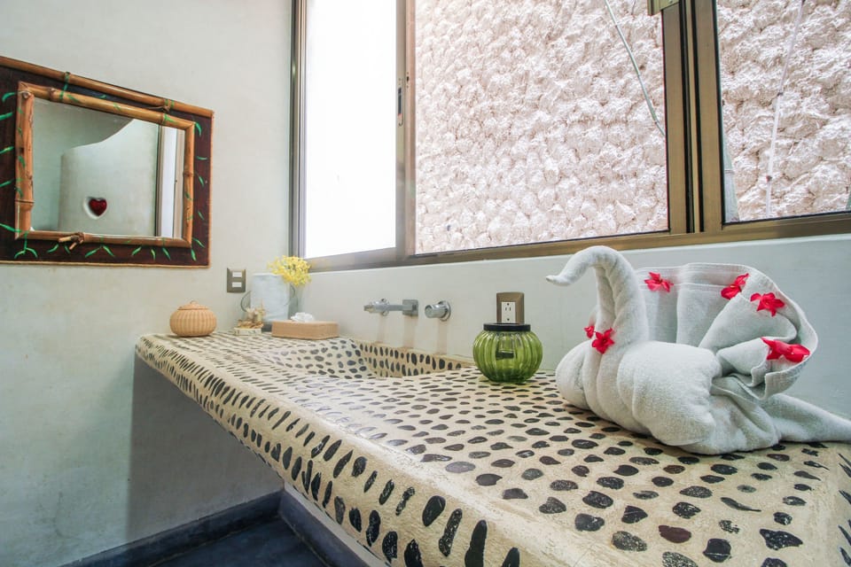 Room with King Bed with Terrace Garden View and Private Bathroom | Bathroom | Combined shower/tub, free toiletries, hair dryer, towels