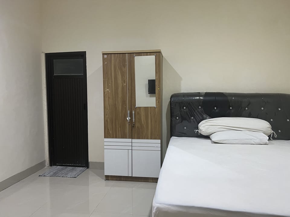 Basic Double Room | Laptop workspace, WiFi (free), bed sheets