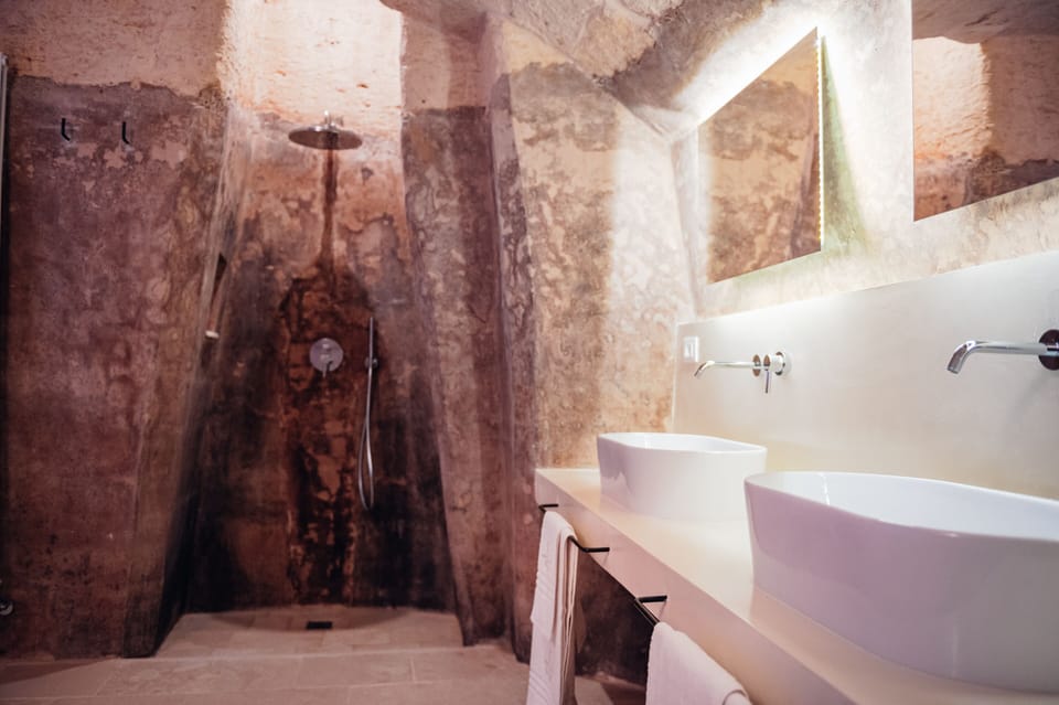 Junior Studio Suite | Bathroom | Free toiletries, hair dryer, slippers, bidet