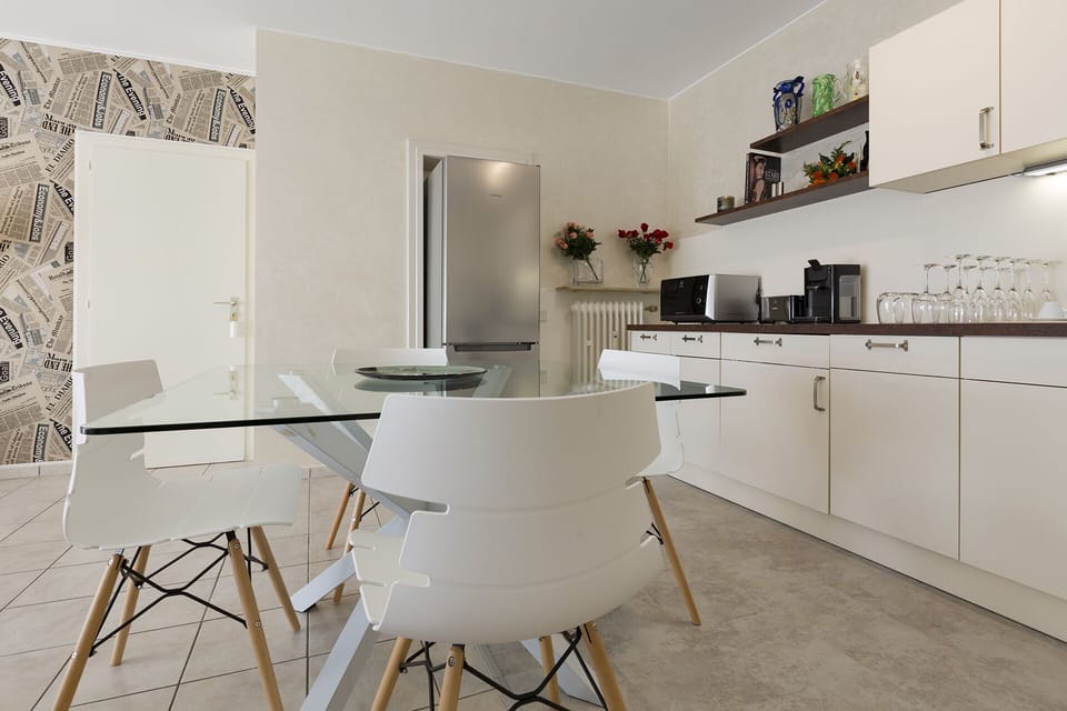 Deluxe Apartment | Private kitchen | Fridge, microwave, oven, stovetop