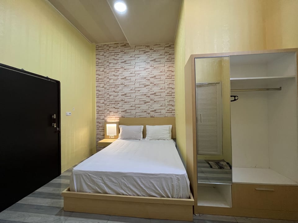 Standard Double Room | Desk, WiFi (free), bed sheets