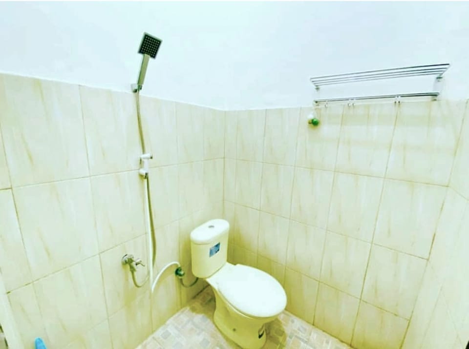Standard Double Room | Bathroom | Shower, toilet paper