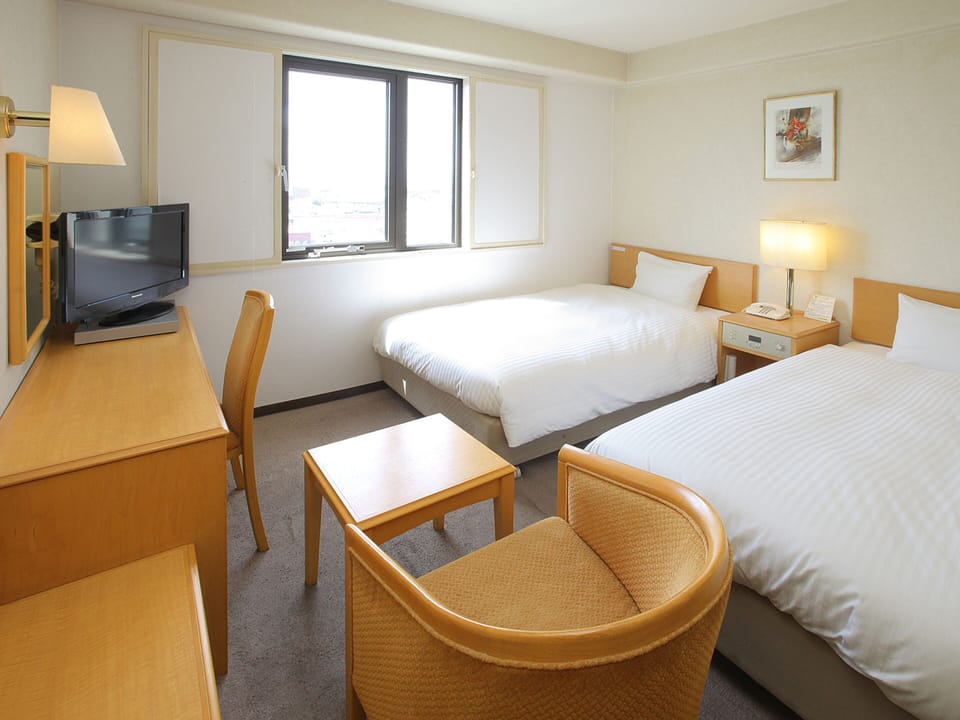 Twin Room, Non Smoking | Desk, laptop workspace, free WiFi, bed sheets