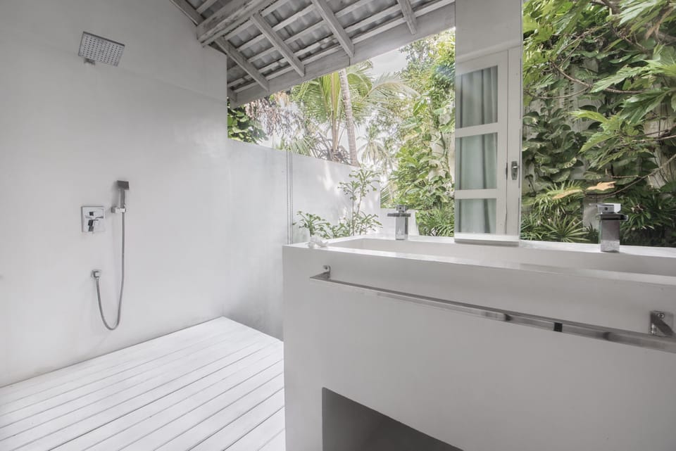 Garden Suite | Bathroom | Shower, free toiletries, hair dryer, bathrobes