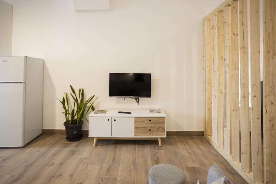 Deluxe Studio | Living area | Smart TV