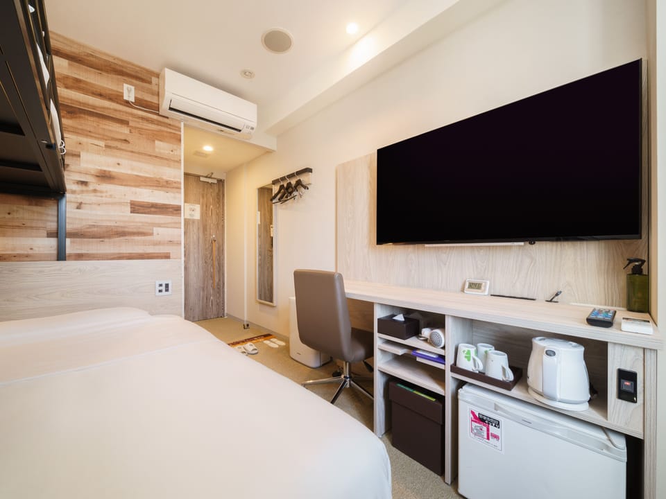 [Non-Smoking] Super Room | Desk, blackout drapes, soundproofing, free WiFi