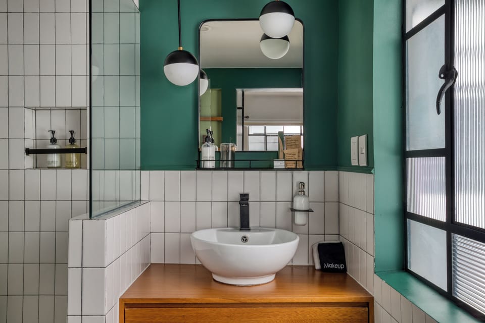 SUITE | Bathroom | Shower, rainfall showerhead, free toiletries, hair dryer