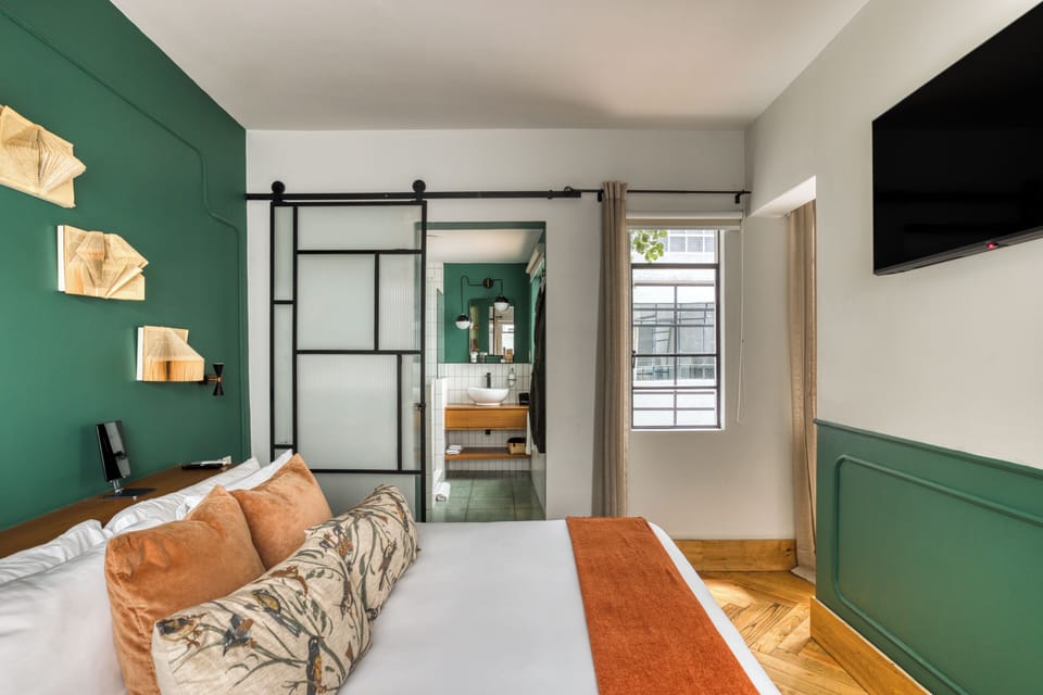 SUITE | Bathroom | Shower, rainfall showerhead, free toiletries, hair dryer