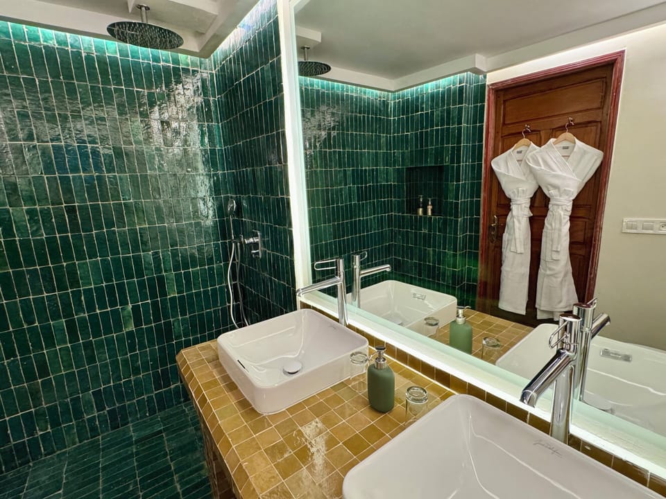 Executive Suite Yacout - Private Terrace (twin or king-size) | Bathroom | Shower, hydromassage showerhead, free toiletries, hair dryer