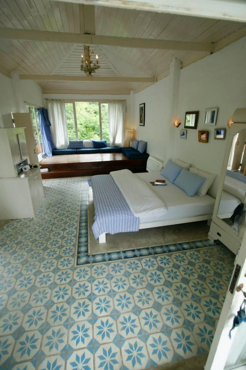Jacuzzi Villa | Rollaway beds, free WiFi