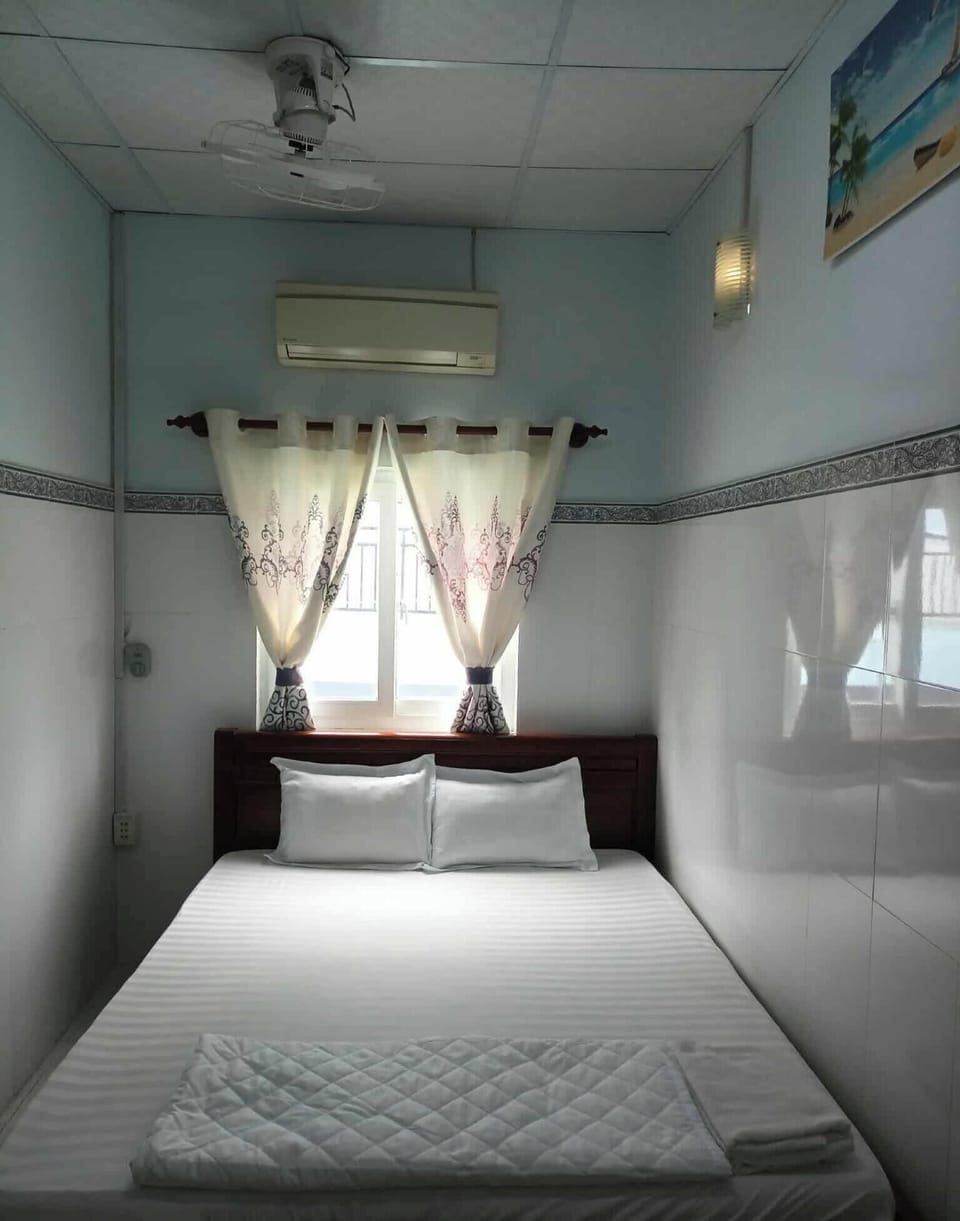 Double Room | Minibar, in-room safe, desk, blackout drapes