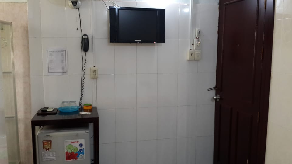 Double Room | Minibar, in-room safe, desk, blackout drapes
