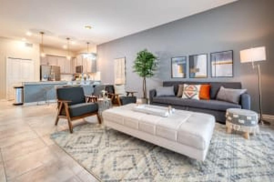 House | 2 bedrooms, desk