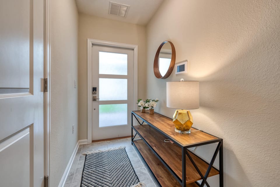 House | 2 bedrooms, desk