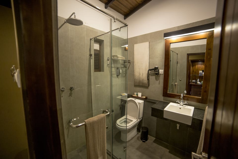 Deluxe Room | Bathroom | Combined shower/tub, free toiletries, hair dryer, bathrobes