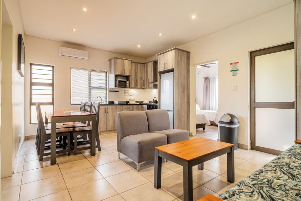 Luxury 6 Sleeper Rondavel | Living area | 32-inch flat-screen TV with satellite channels, TV