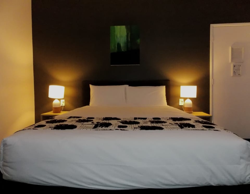 Premium bedding, desk, free cribs/infant beds, free WiFi