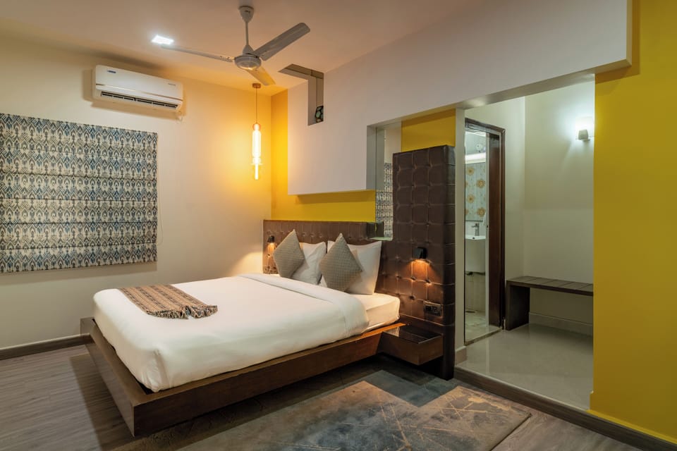 Deluxe Room, 1 King Bed | Premium bedding, minibar, in-room safe, desk