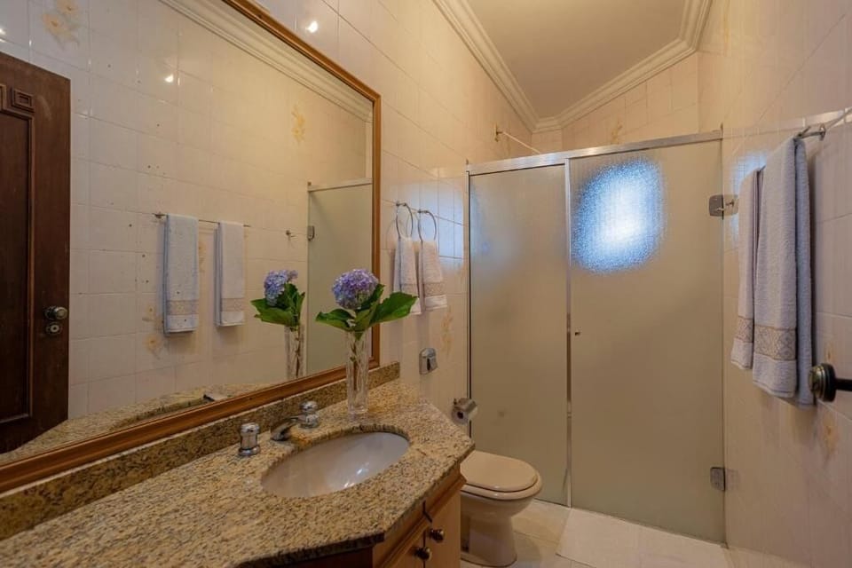 Shower, rainfall showerhead, free toiletries, hair dryer