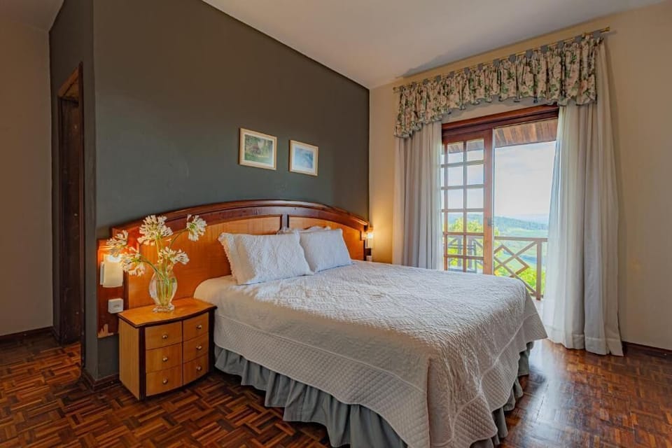 In-room safe, desk, WiFi (free), bed sheets