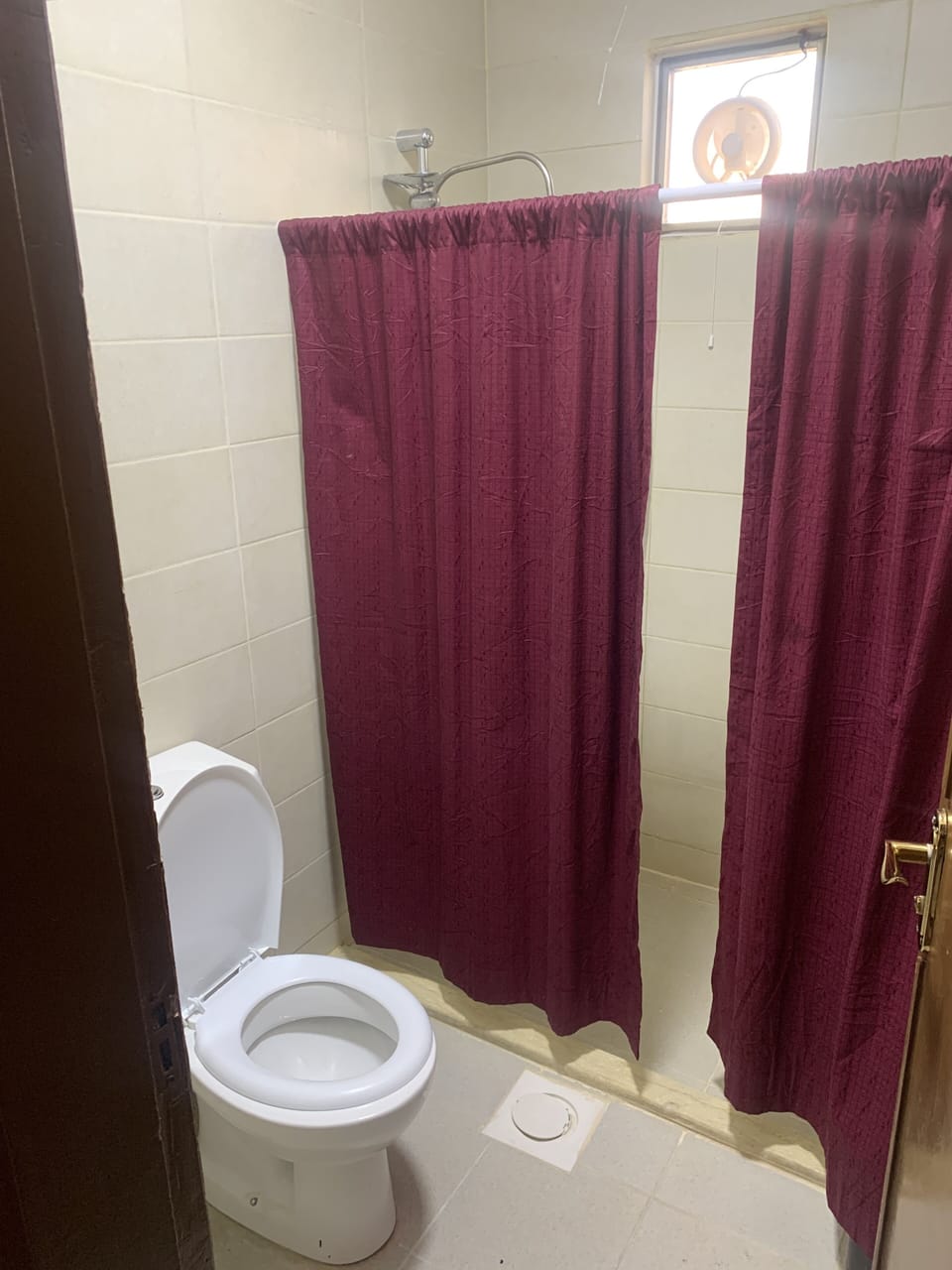 Shower, rainfall showerhead, free toiletries, towels
