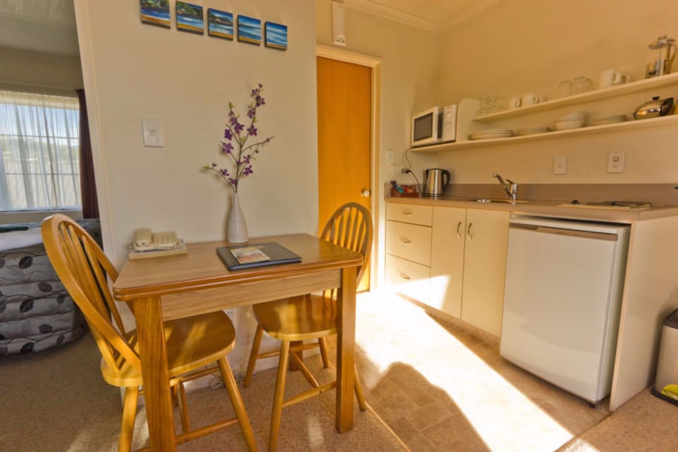 Apartment, 1 Bedroom, Balcony (Room 813) | Private kitchenette | Coffee/tea maker, fridge, microwave, electric kettle