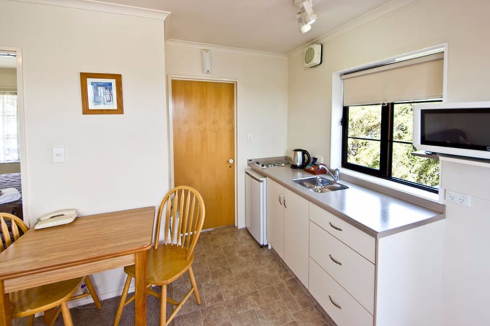 Apartment, 1 Bedroom, Balcony (Room 811 or 812) | Private kitchenette | Coffee/tea maker, fridge, microwave, electric kettle