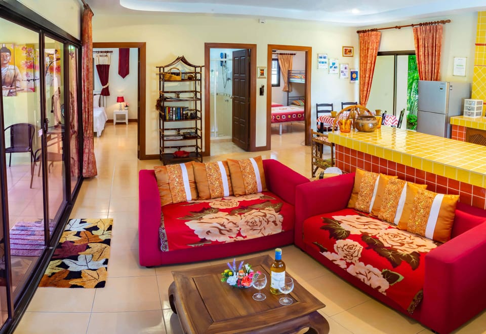 Family Villa | Living room | 32-inch flat-screen TV with digital channels, TV, Netflix