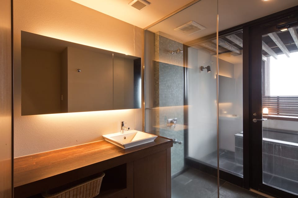 Combined shower/tub, free toiletries, hair dryer, slippers