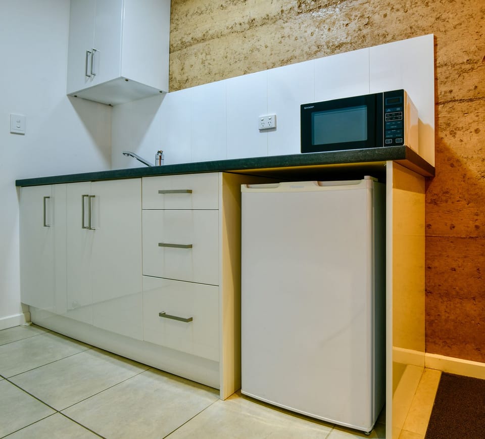 Deluxe Room | Private kitchen | Fridge, microwave, coffee/tea maker, electric kettle