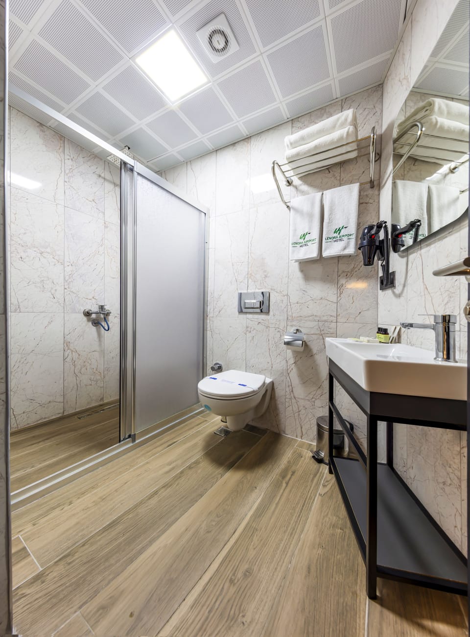 Family Room | Bathroom | Shower, rainfall showerhead, free toiletries, hair dryer