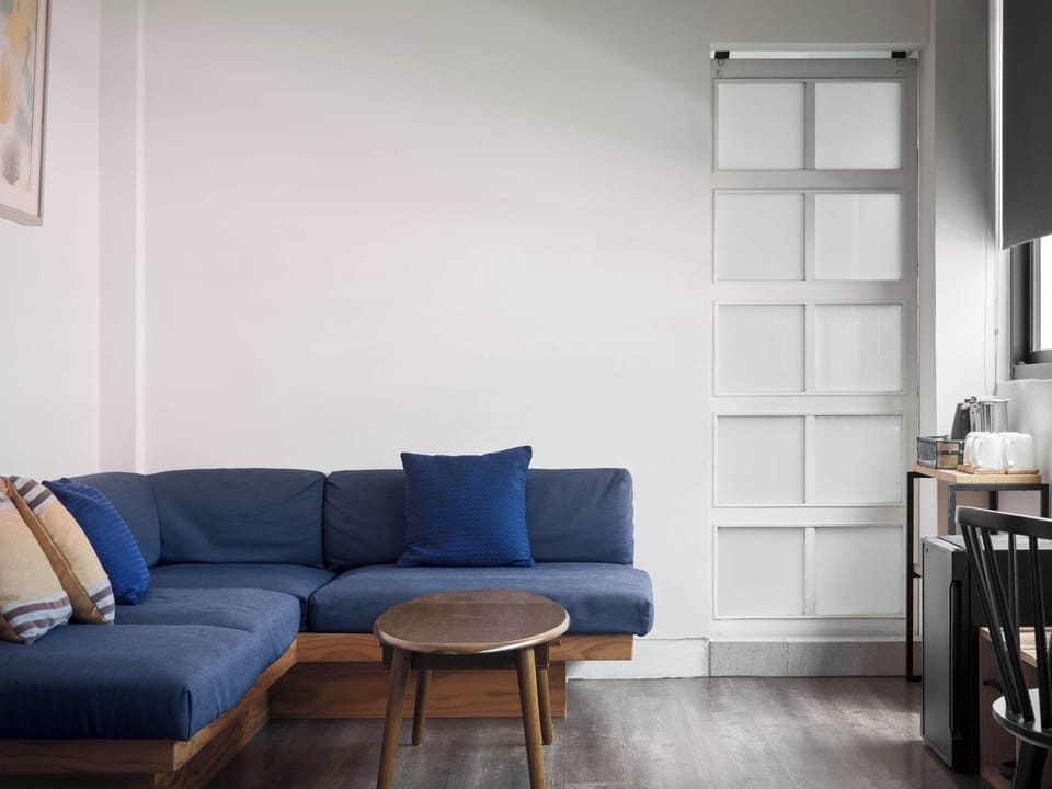 Comfort Quadruple Room | Living room | 60-cm TV with cable channels, books