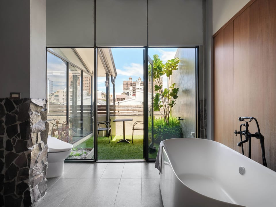 Deluxe Double Room | Bathroom | Eco-friendly toiletries, hair dryer, slippers, bidet